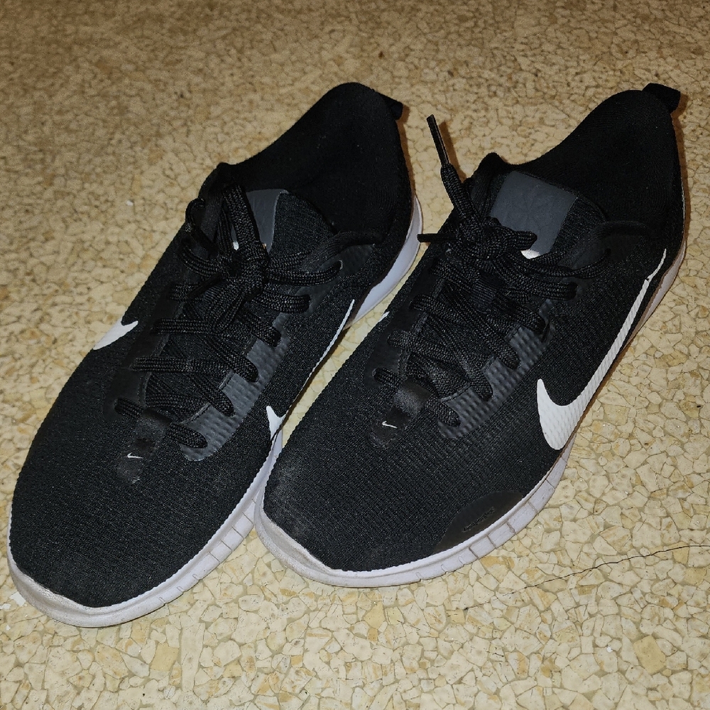 Nike Women's Black and White Sneakers